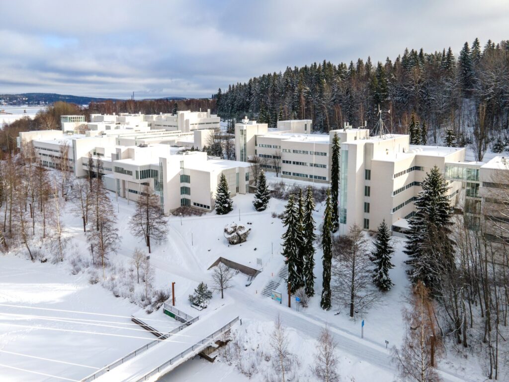 Kuvassa Ylistönrinteen rakennuksia. Kuva on vuodelta 2023.
