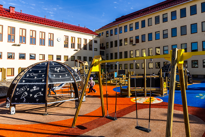 Kuvassa kupolimainen Play Planetarium havainnollistaa ulkoluokan ajatusta: oppiminen, liikkuminen ja leikki kietoutuvat yhteen koko koulupäivän ajan. Oppimisen eri vyöhykkeitä on merkitty maahan esimerkiksi väreillä. Kuva: Ville Rinne.