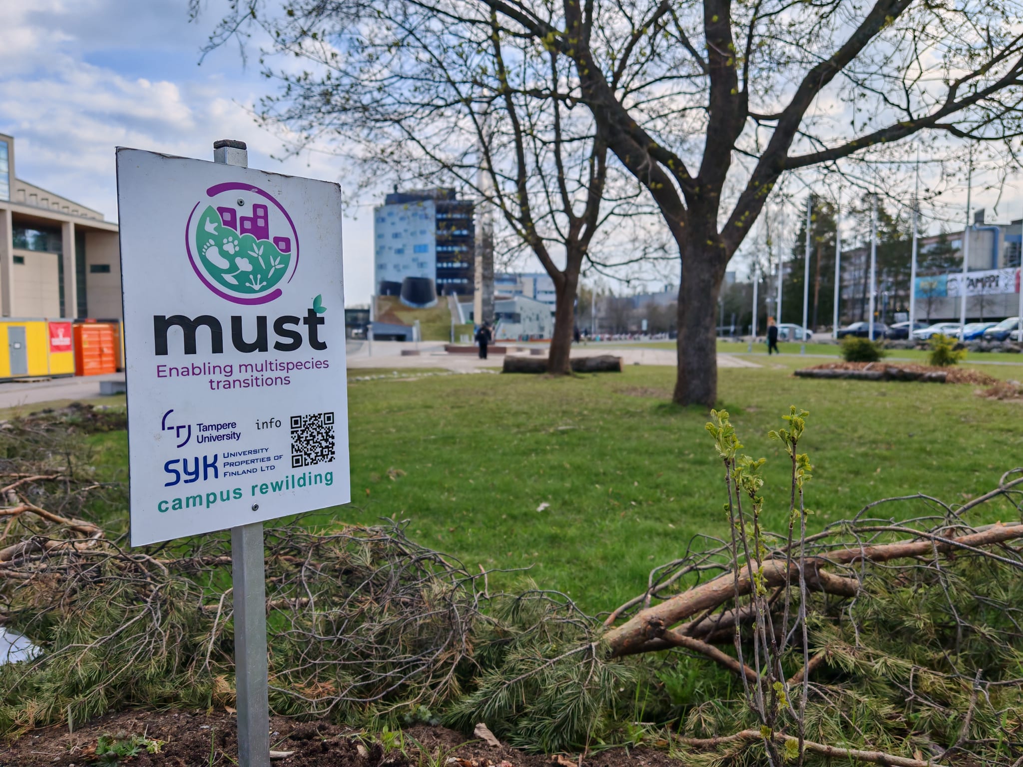 Kuva Hervannan kampukselta. Kuvassa MUST-hankkeen kyltti.