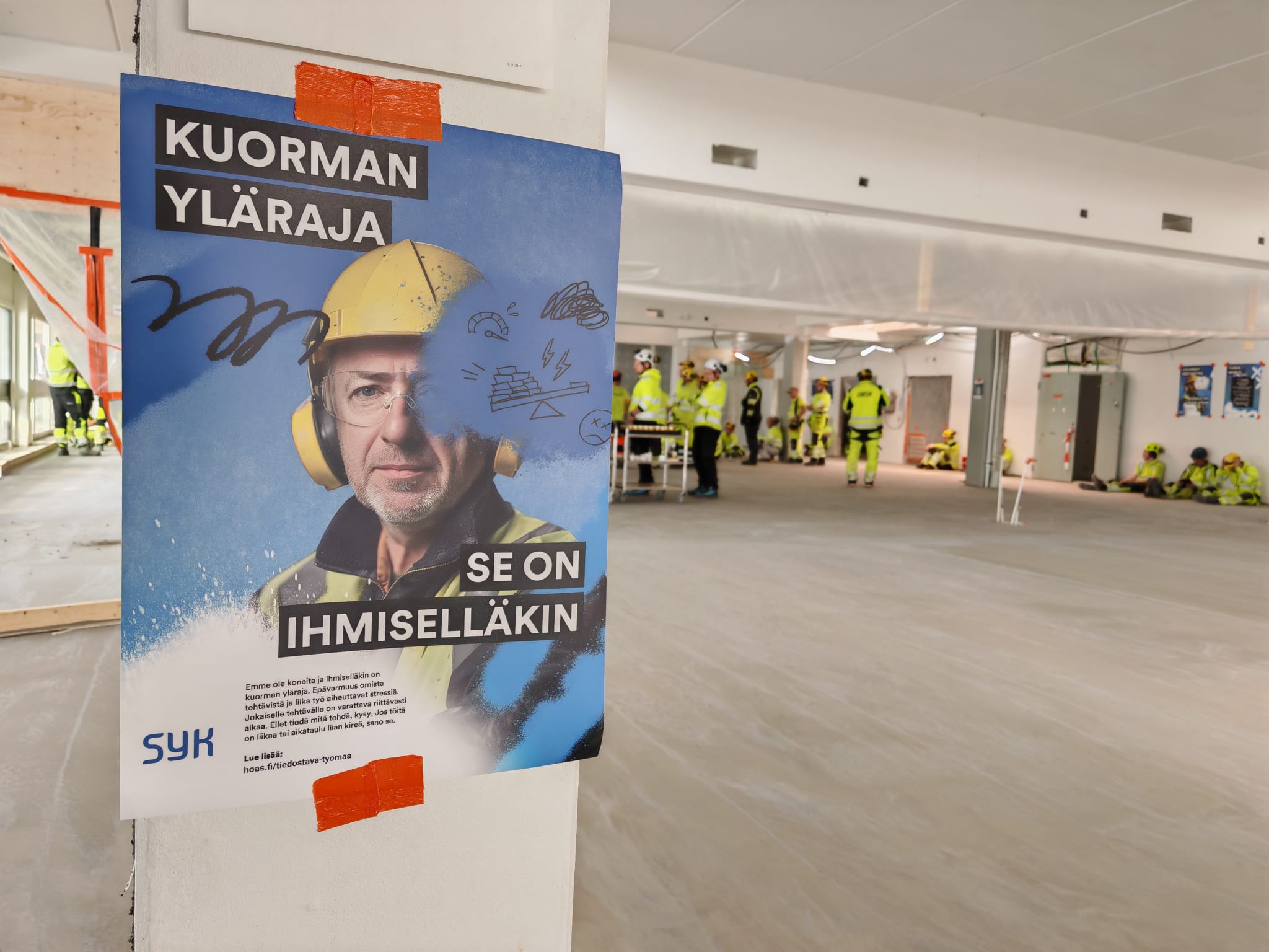 Tiedostava työmaa -konseptin juliste Hervannan EFN-osan peruskorjauksen työmaan seinustalla.